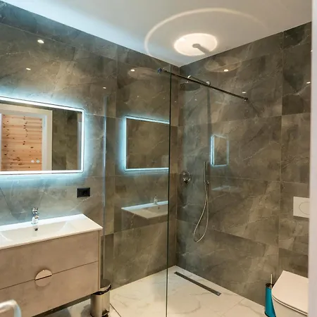 5 Stinet Hotel Koman