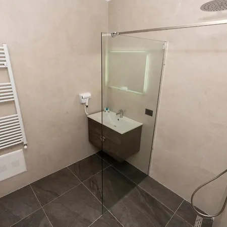 5 Stinet Hotel Koman