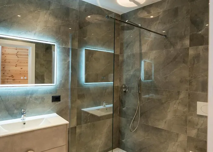 5 Stinet Hotel Koman