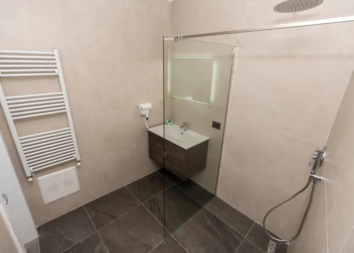 5 Stinet Hotel Koman